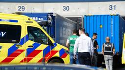 Jongen zwaargewond, klemgereden door vrachtwagen bij transportbedrijf