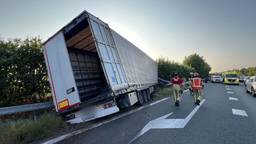 Ernstig ongeluk met vrachtwagen op A2: veel auto's geraakt, weg dicht