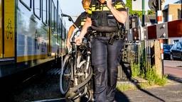 Overstekende fietser ontsnapt aan voorbijrazende trein in Rijen