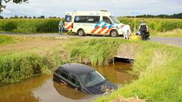 Automobilist wordt onwel achter het stuur en rijdt in sloot