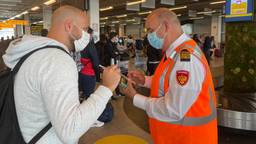 Begrip voor coronacontroles vliegveld Eindhoven: 'Gaat tenslotte om onze veiligheid'