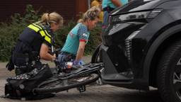 Oudere dame op fiets gewond na aanrijding met auto