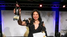 Yuwong Chou met haar Global People Award (beeld: Global People).