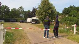Arrestatieteam valt voormalig restaurant binnen, robothond onderzoekt pand