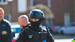 Verwarde vrouw steekt matras in brand en bedreigt agenten met mes
