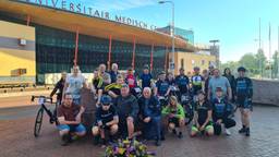 De vrienden en familie van Lenie is klaar voor de start (foto: Miranda Mennings).