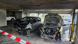 Brand in parkeerdek: bewoners midden in de nacht hun bed uit