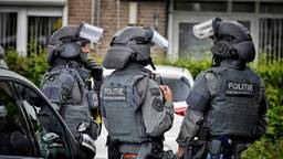 Man richt ravage aan in huis, arrestatieteam grijpt in met flitsgranaat