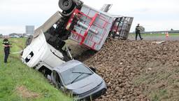 Vrachtwagen met suikerbieten in de sloot: forse vertraging op A59