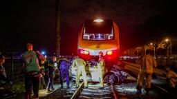 Een trein heeft vrijdagavond een auto geramd op het spoor aan de Daalakkersweg in Eindhoven.