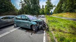 Auto botst tegen stoepranden en ramt lantaarnpaal