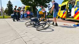 Een ambulance werd vrijdagmiddag gealarmeerd nadat in Valkenswaard een fietser was aangereden. Dit gebeurde toen een auto vanuit de Jan Vlekkestraat de Dommelseweg opreed. De fietser liep hoofdletsel op.