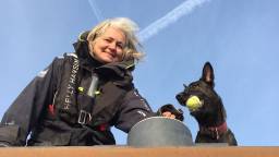 Signi-oprichtster en dierenarts Esther met hond Power