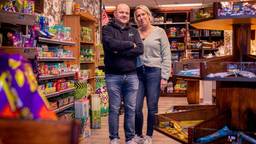 Marcel Aarts met zijn vrouw in de snoepwinkel (foto: via Marcel Aarts).