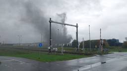 Zwarte rook bij brand compostbedrijf Moerdijk