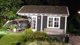 Een vrouw is zaterdagavond aan de Bergweg in Asten met haar auto in een tuinhuisje beland achter een woning.