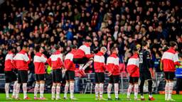 PSV-spelers stellen zich op voorafgaand aan de wedstrijd (Foto: ANP)