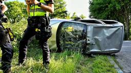 Een automobilist maakte maandagavond rare capriolen met zijn wagen, toen hij over de N65 bij Berkel-Enschot. Het voertuig sloeg over de kop en kwam in een bosje tussen de provinciale weg en de parallelweg tot stilstand. Hij kon zelf uit de auto komen.