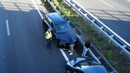 Een vrouw is maandagavond gewond geraakt bij een ongeluk met meerdere auto's op de A59 tussen Den Bosch en Waalwijk.