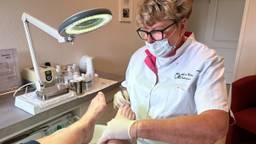 Mimie is al vijftig jaar pedicure: 'Aan voeten frunniken vind ik heerlijk'