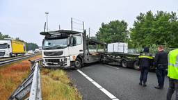 Vrachtwagen blokkeert A16 na botsing tegen vangrail