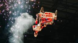 Waaghals Loet gaat voor de lol achterwaarts over de kop met zijspanmotor