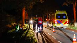 Fietser na botsing met auto met spoed naar ziekenhuis