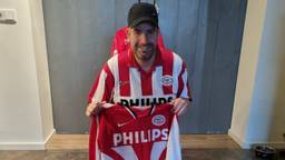 Ralf Oppers verzamelt shirts van PSV (foto: Leon Voskamp).