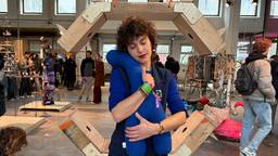 Denise Huigen bedacht een knuffel voor volwassenen (foto: Rogier van Son).