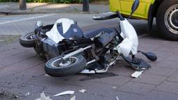 Scooterrijder geschept door auto en gewond naar ziekenhuis