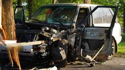 Een auto is dinsdagochtend tegen een boom gebotst op de Eindsestraat in Dongen.