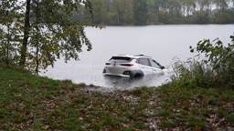 Automobilist onder invloed ramt busje, bekogelt eigenaar en rijdt water in