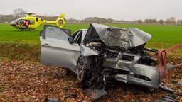 Vermoedelijk raakte de auto na een bocht in een slip en botste vervolgens tegen de boom. (foto: Harrie Grijseels / Persbureau Heitink).