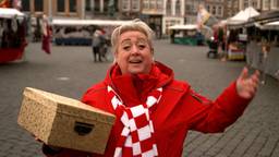 Christel de Laat is met haar Gouden Doos op de markt in Tilburg. Het zonnetje schijnt, dus er is volop goei volk.
Het is maar goed dat de doos goed gevuld is!