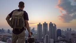 Angelique en haar man Mike richtten MikeBikes op in Kuala Lumpur, waar ze fietstours aanbieden met als doel de lokale bevolking te ondersteunen.
