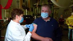 Inwoners van Aarle-Rixtel krijgen hun boostervaccinatie in de plaatselijke kerk