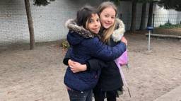 Yara (rechts) met haar vriendin Nel op school, twee jaar geleden.