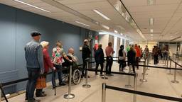 In de rij voor de herhalingsprik. 