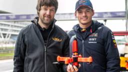 Scheurende Max Verstappen gevolgd door drone