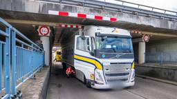Opnieuw raak: vrachtwagen rijdt zich klem onder berucht viaduct - Omroep  Brabant