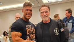 Wesley krijgt prijs voor bodybuilden uit handen van Arnold Schwarzenegger