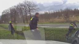 Agent trekt broek van dader omlaag na achtervolging op snelweg