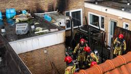 Brand in huis door vuurwerk op het dak van de aanbouw