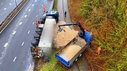 Vrachtwagen met duizenden kilo's zand gekanteld