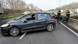 Drie auto's botsen op elkaar op de A58