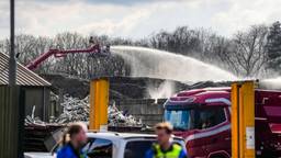 N279 dicht door brand in metershoge afvalberg