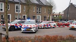 Politie massaal aanwezig na schietpartij op de Loevensteinlaan (foto: Jeroen Stuve/Persbureau Heitink).