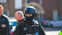 Verwarde vrouw steekt matras in brand en bedreigt agenten met mes