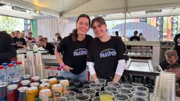 Festivals merken helemaal niets van het grote personeelstekort in de horeca. Op Paaspop is er dit jaar zelfs een wachtlijst om achter de bar te werken.