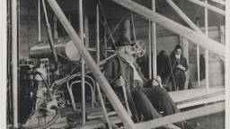 Sybrand Heerma van Voss in het toestel waarmee in 1909 in Etten-Leur de eerste gemotoriseerde vlucht in Nederland is gemaakt (foto: Collectie West-Brabants Archief).